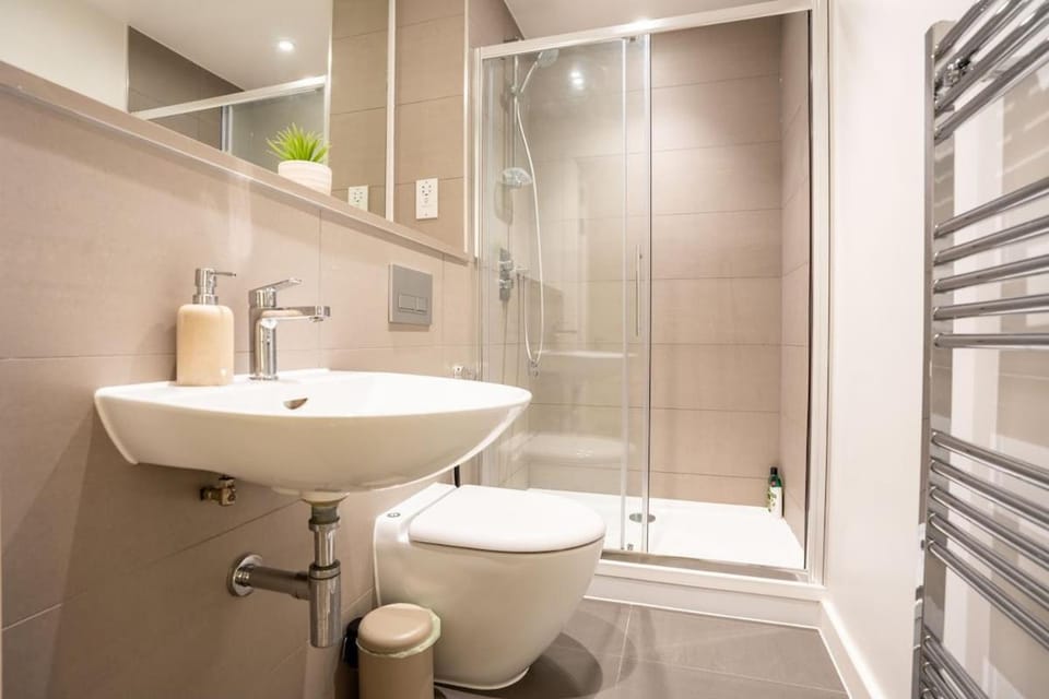 Spacious 3BR Near Wembley Stadium - Sleeps 12 Apartment in Wembley