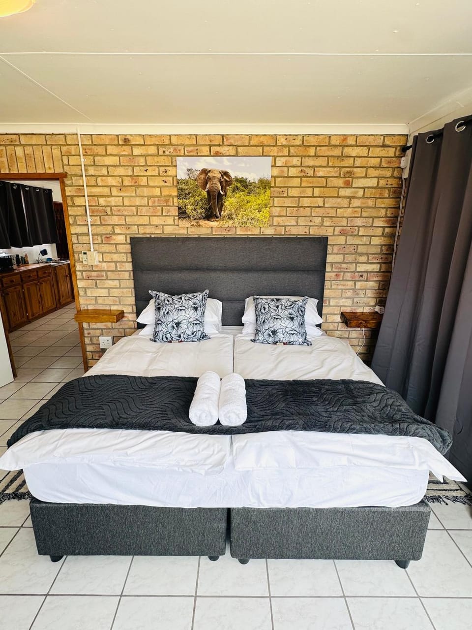 Bed, Bedroom, towels