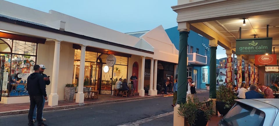 Restaurant/places to eat, Neighbourhood, Street view, Shopping Area