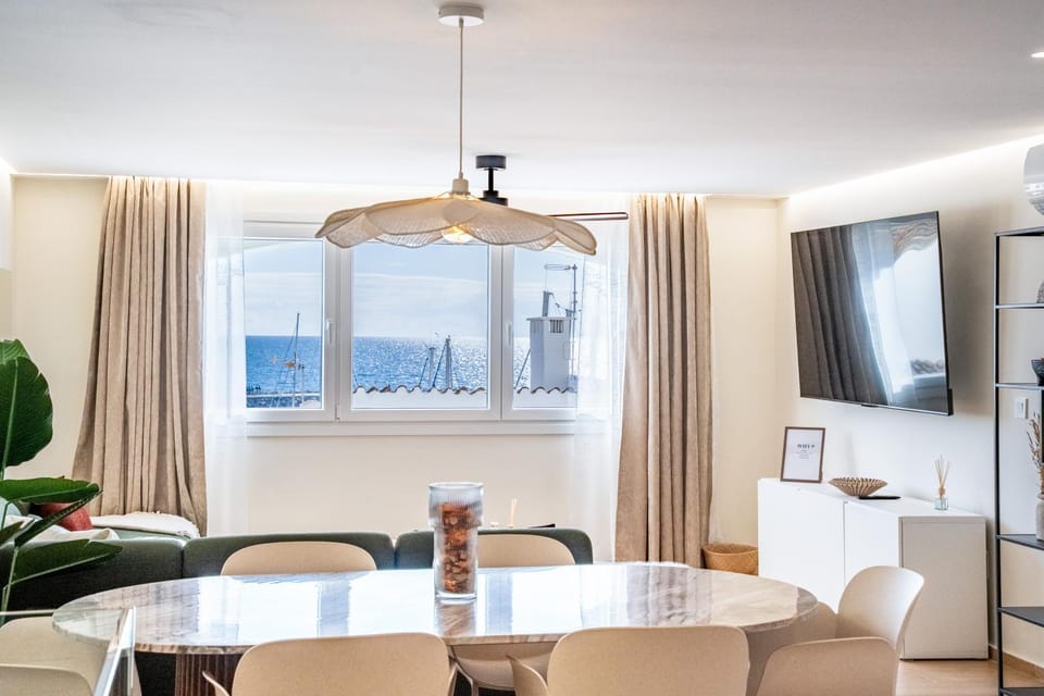 TV and multimedia, Living room, Seating area, Dining area, Sea view, Sea view, air conditioner