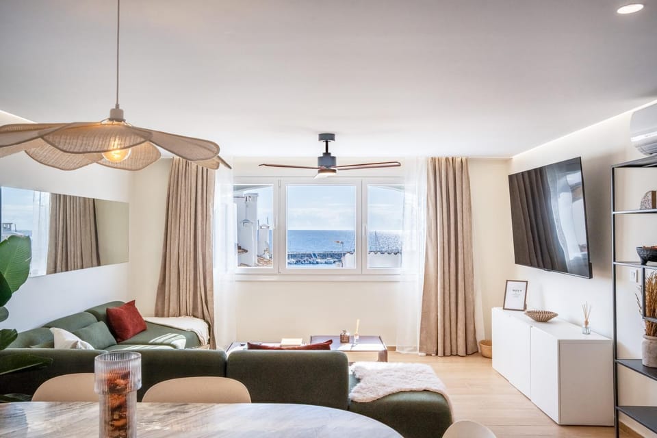 TV and multimedia, Living room, Seating area, Dining area, Sea view, Sea view, air conditioner