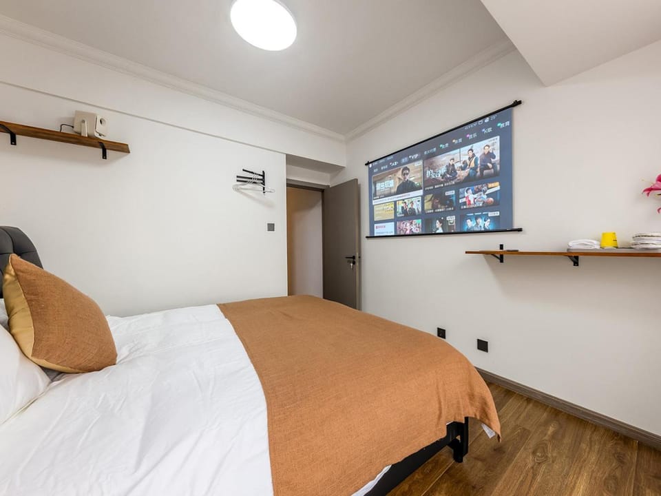 Bed, TV and multimedia, Photo of the whole room, Bedroom