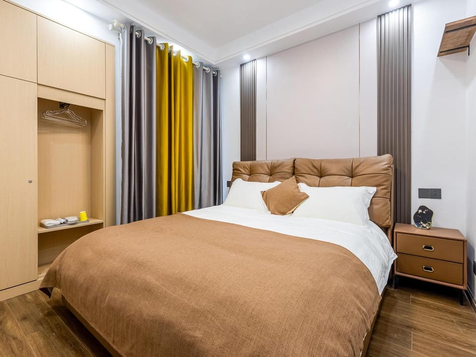 Photo of the whole room, Bedroom