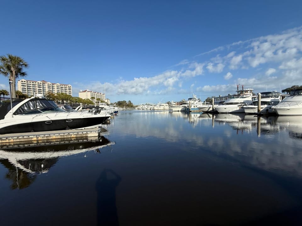 Barefoot Golf Condo, King BR, pets OK, 1st Flr end unt House in North Myrtle Beach
