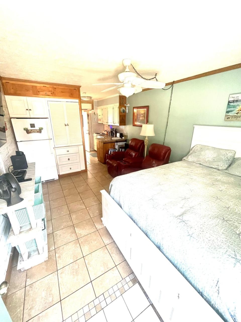 Photo of the whole room, Bedroom