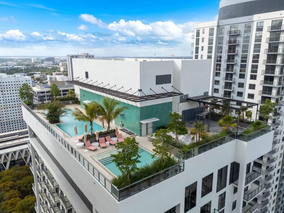 The Crosby Luxury Studio w Balcony & Rooftop Pool Apartment in Miami