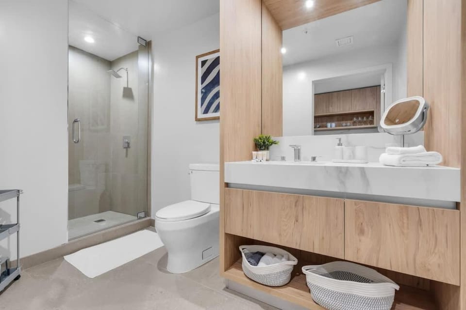 The Crosby Luxury Studio w Balcony & Rooftop Pool Apartment in Miami