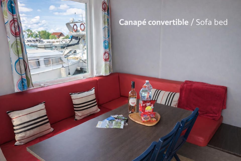 Property building, Communal lounge/ TV room, Living room, Seating area