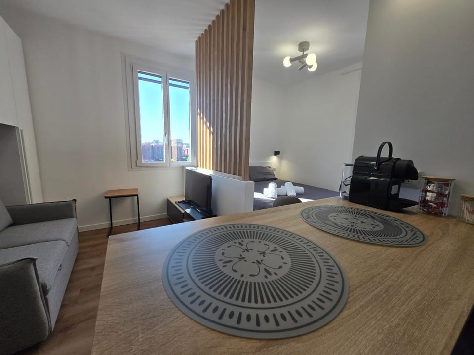 Coffee/tea facilities, Kitchen or kitchenette, Living room, Seating area