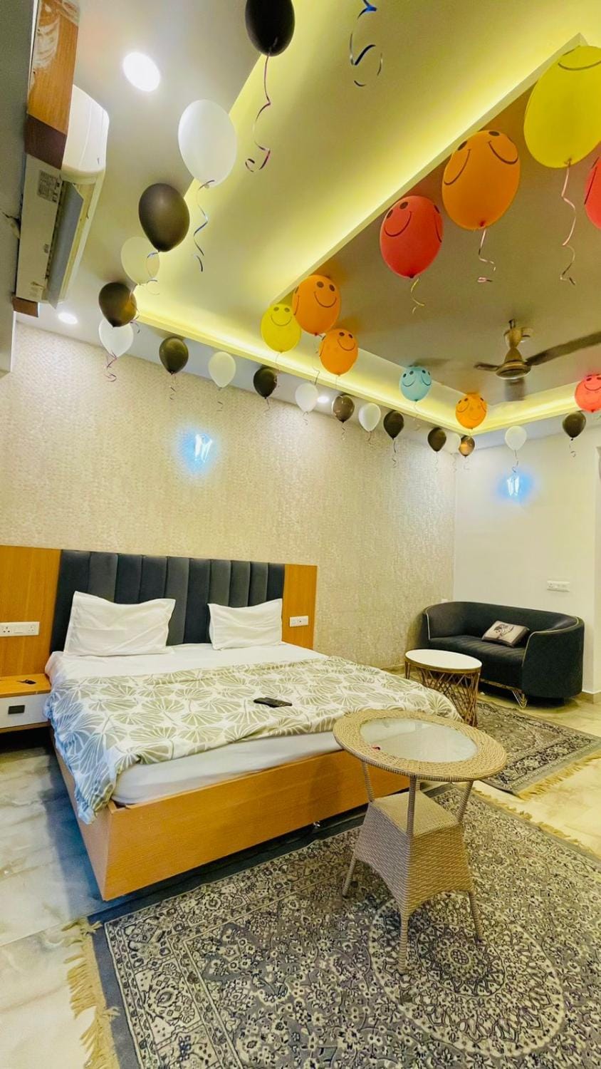 kanishk studio Apartment in Noida