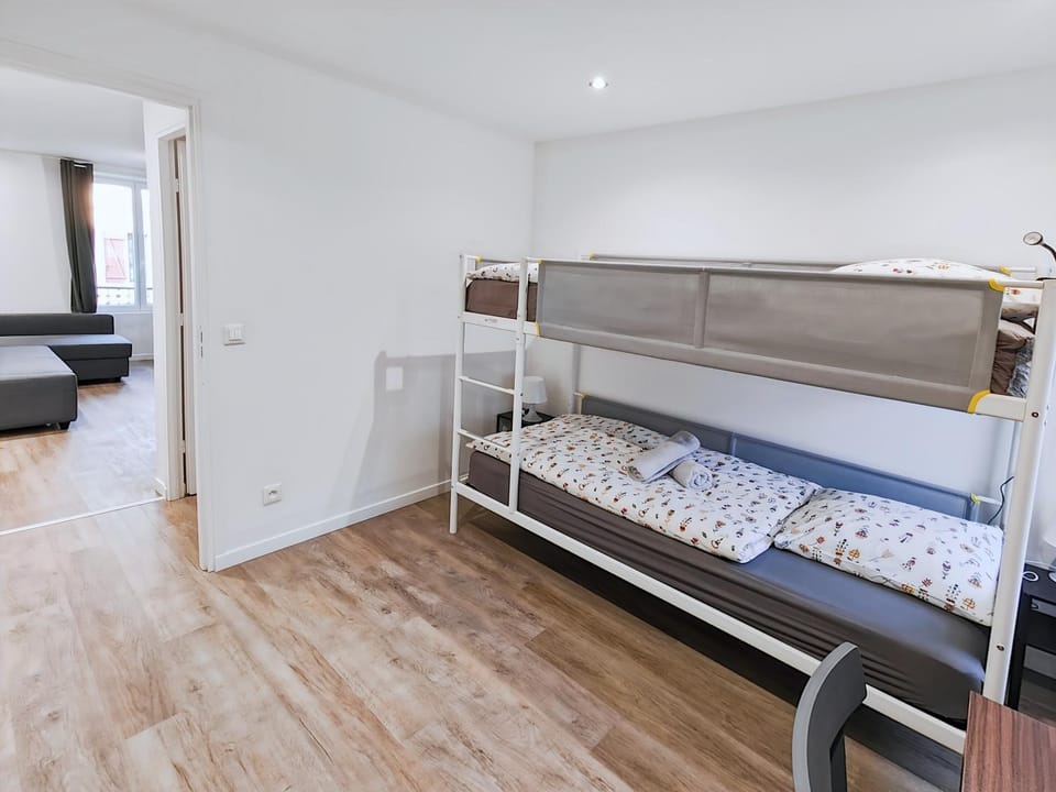 Bedroom, bunk bed