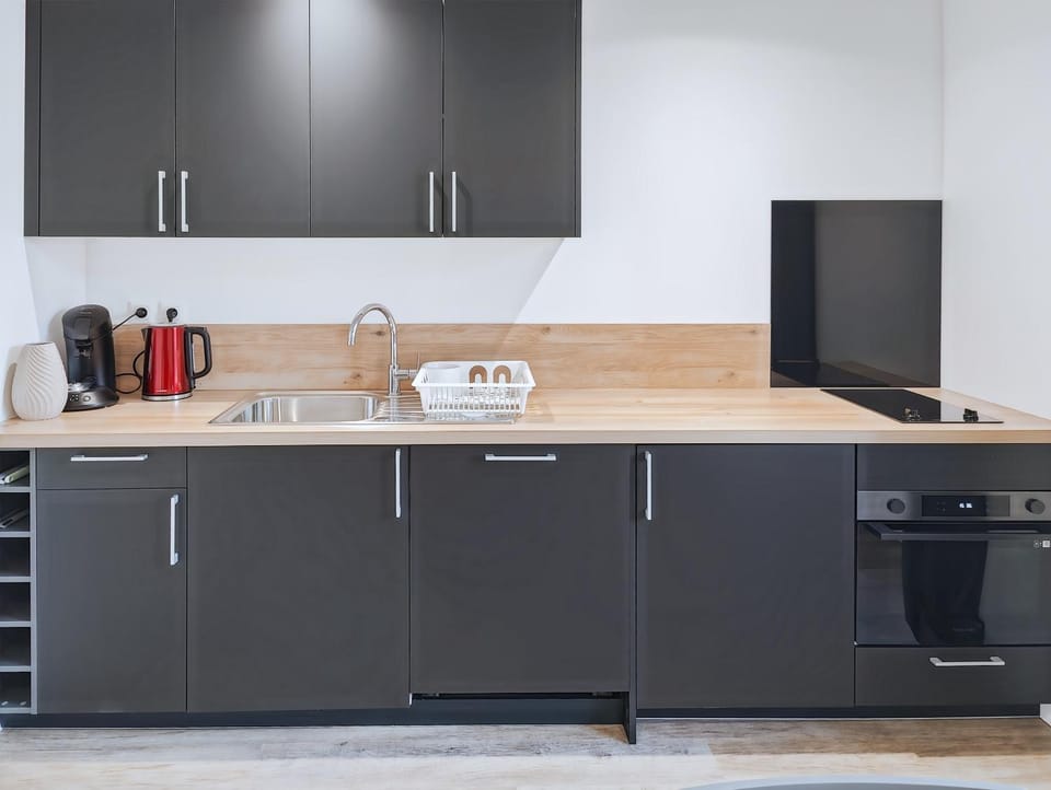 Coffee/tea facilities, Kitchen or kitchenette, dishwasher, oven, stove