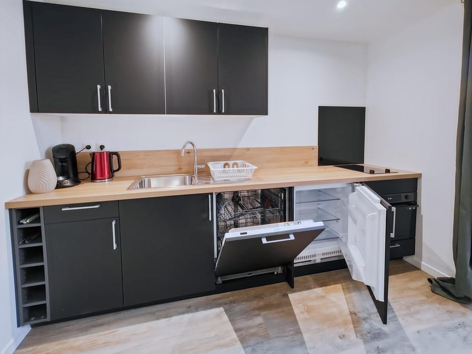 Coffee/tea facilities, Kitchen or kitchenette, dishwasher, stove