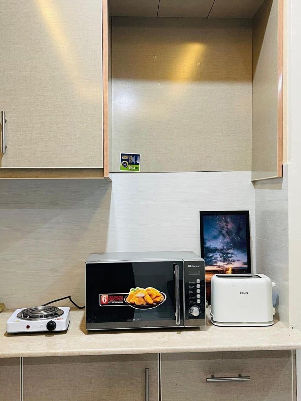 Kitchen or kitchenette, Food and drinks, Food, toaster