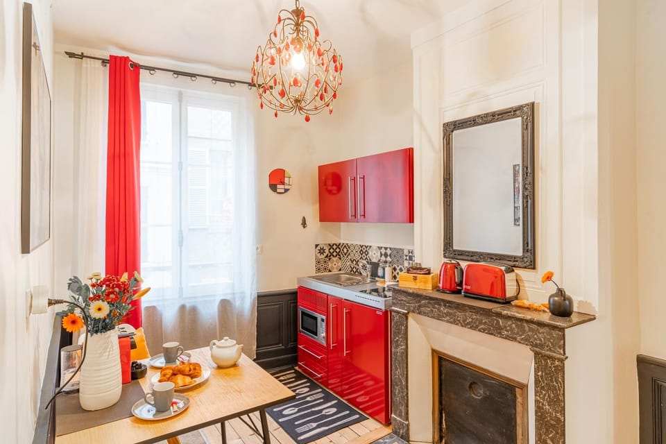 Coffee/tea facilities, Dining area, microwave, stove, toaster