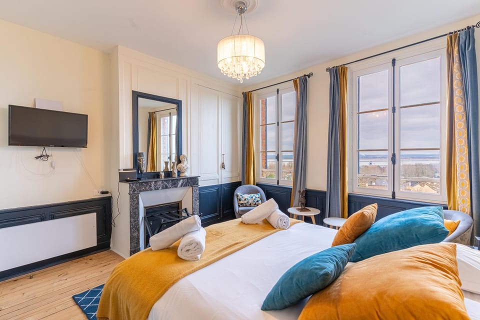 Bed, TV and multimedia, Photo of the whole room, minibar, towels
