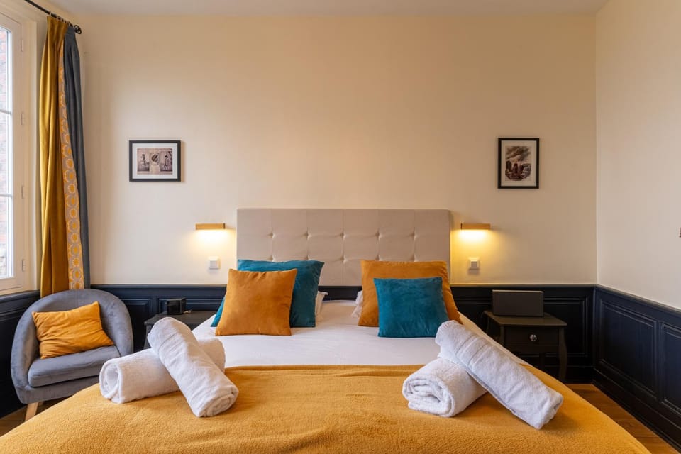 Bed, Photo of the whole room, Seating area, Bedroom, towels