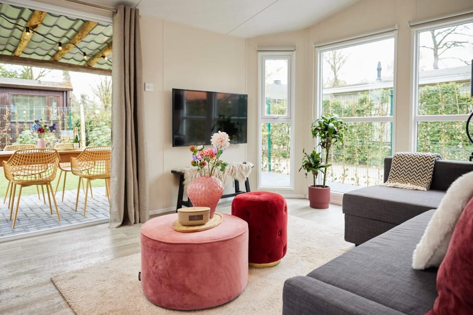 Garden, TV and multimedia, Living room, Seating area, Garden view