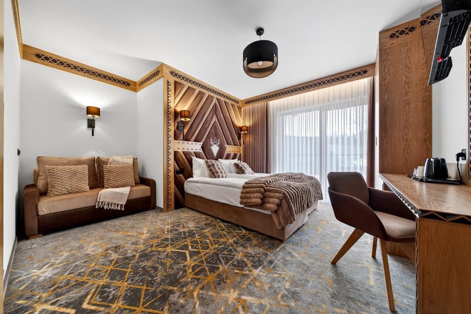 Bed, TV and multimedia, Living room, Photo of the whole room, Seating area, Bedroom