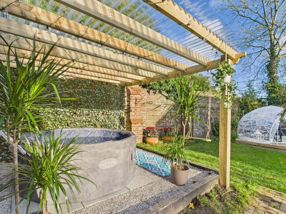 The Granary | Hot Tub-GeoDome | Idyllic escape Apartment in Wealden District