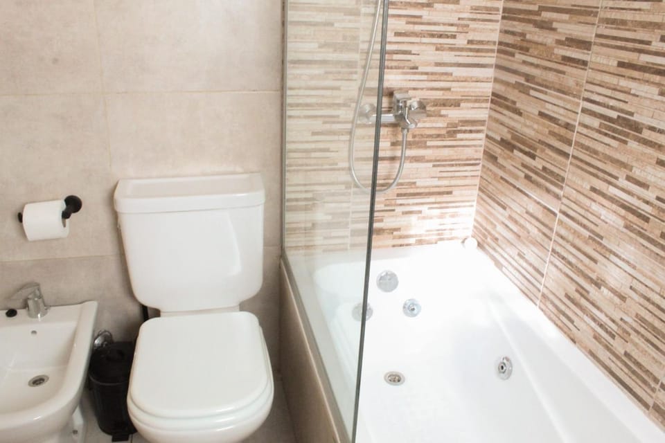 Toilet, Hot Tub