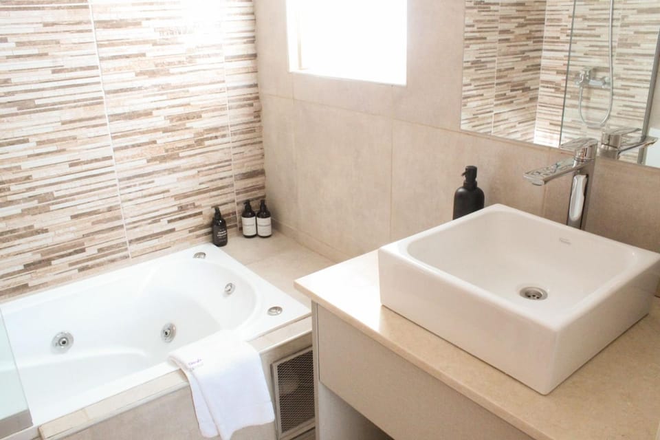 Toilet, Hot Tub