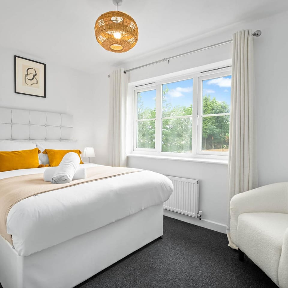 Photo of the whole room, Bedroom