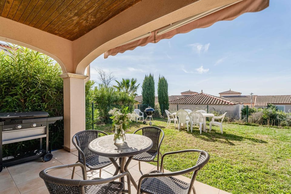 Property building, Balcony/Terrace, Living room