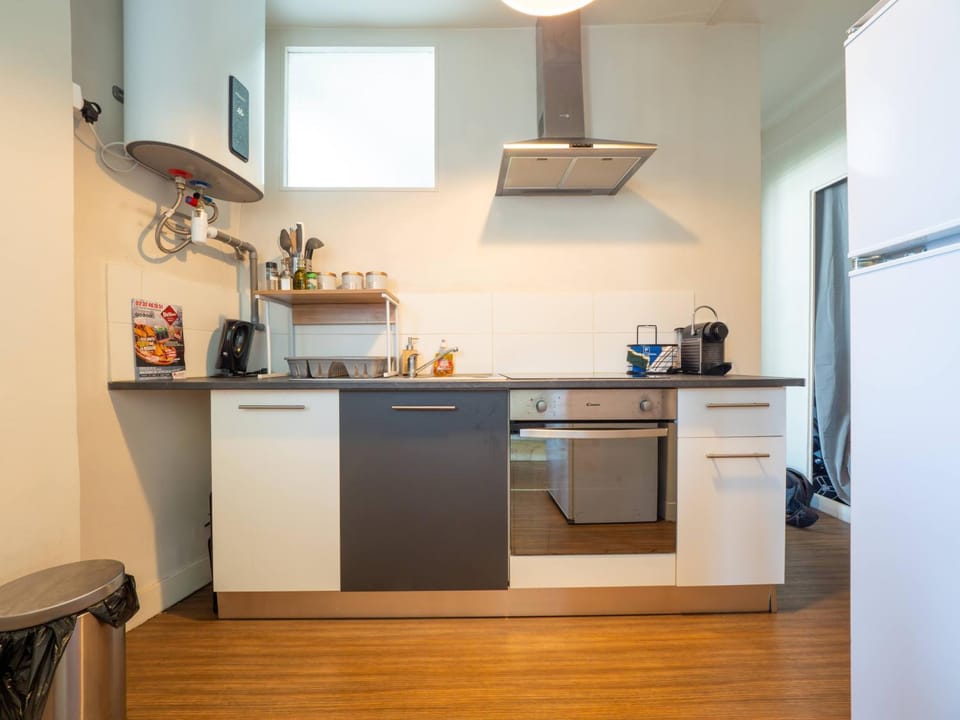 Coffee/tea facilities, Kitchen or kitchenette, microwave, oven, stove