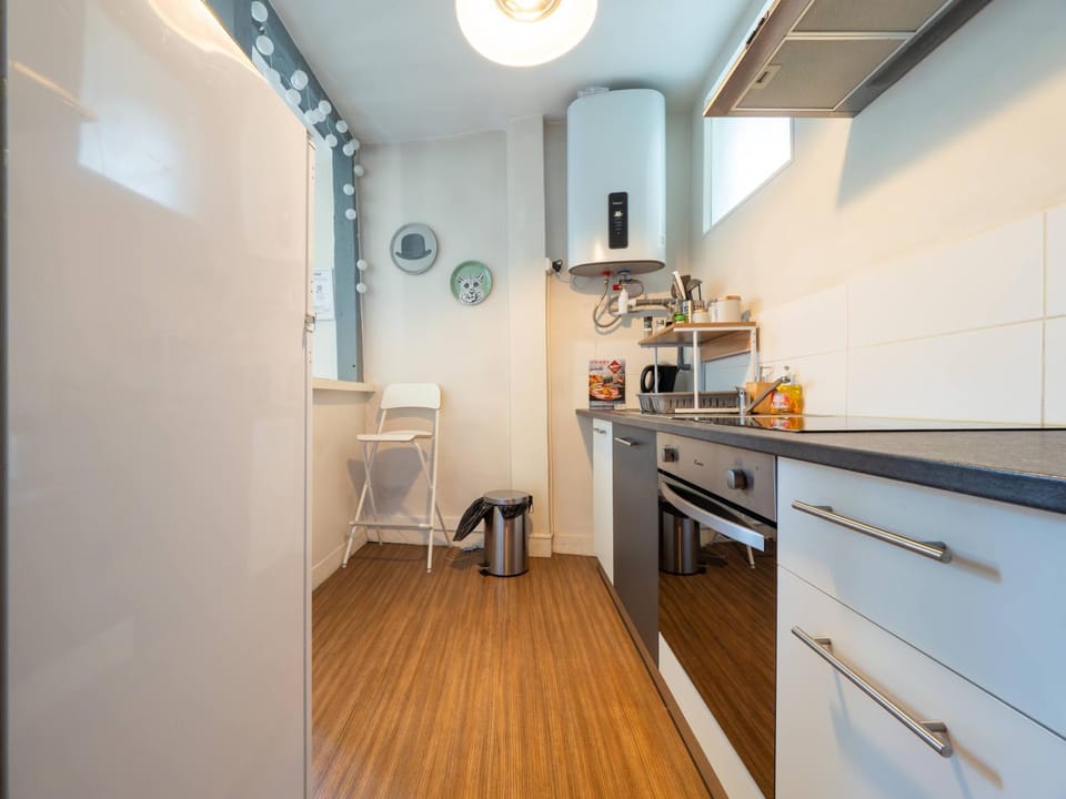 Kitchen or kitchenette, oven, stove