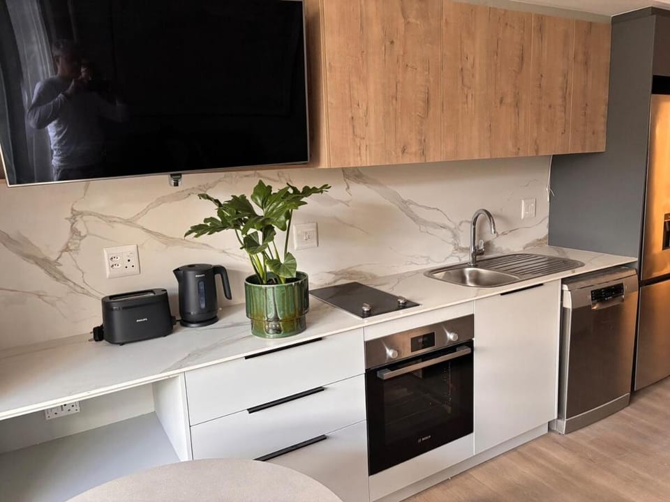 Brand New - Secure, Modern, Central, Parking & Backup Power Apartment in Cape Town