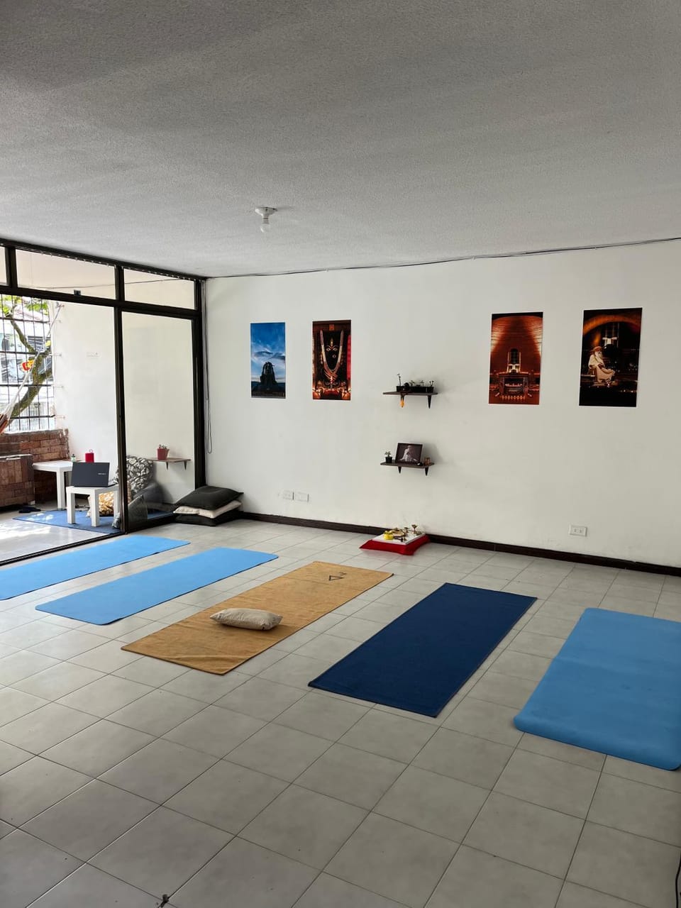 Arya Land Yoga Hostel Bed and Breakfast in Cali