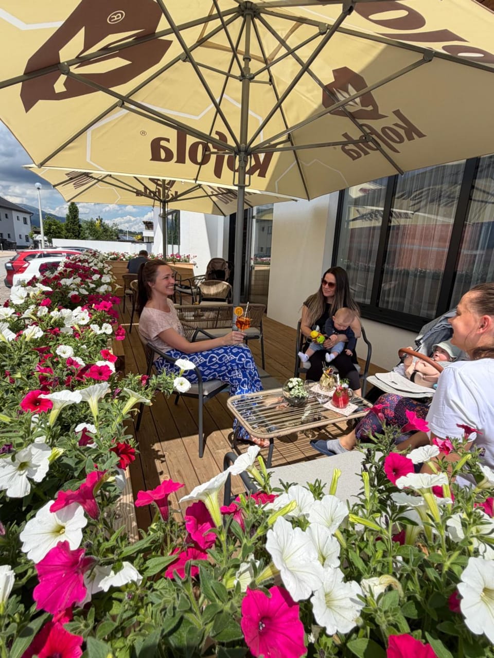 Restaurant/places to eat, Balcony/Terrace, Food and drinks, Seating area, Drinks