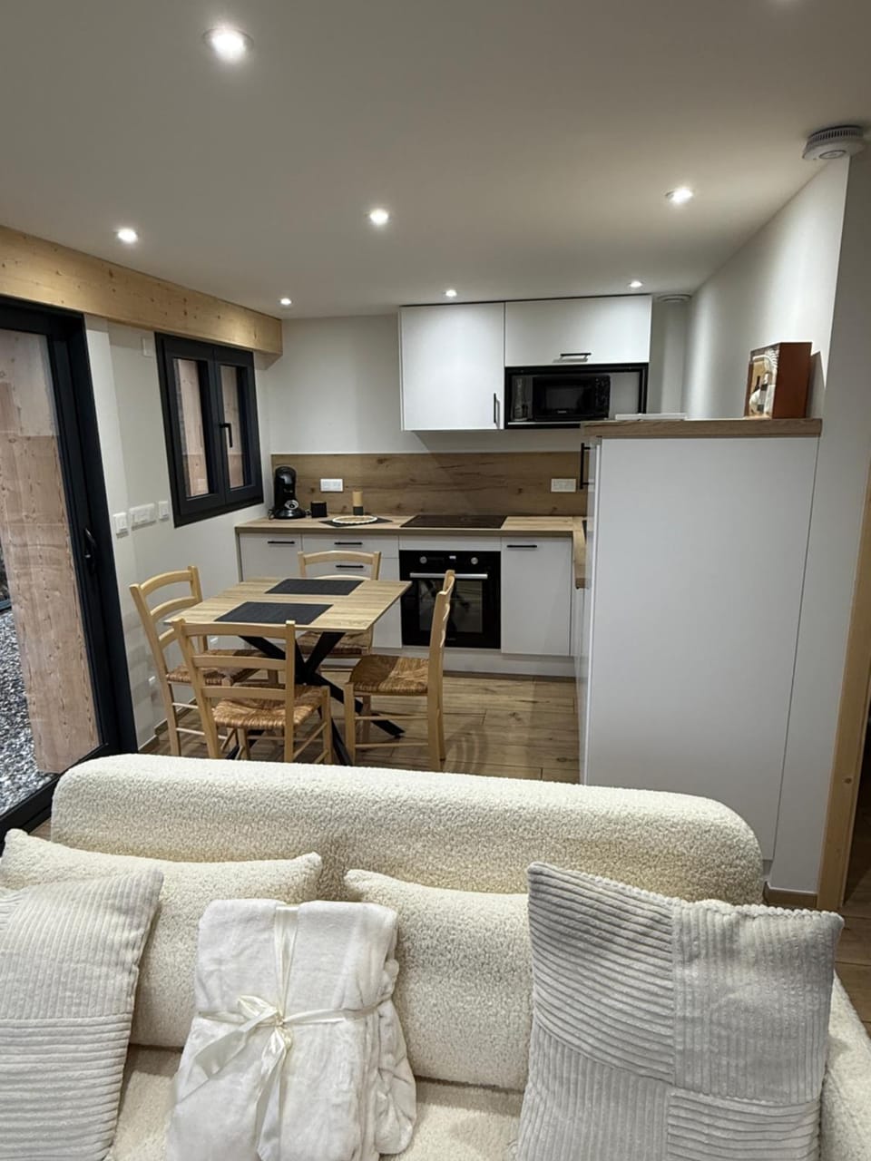 Kitchen or kitchenette, Dining area, oven, stove