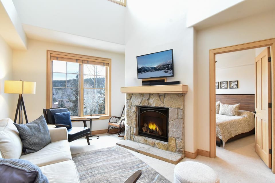 Park Avenue Lofts Condo - Mountain Views, Private Hot Tub, Downtown Apartment in Breckenridge