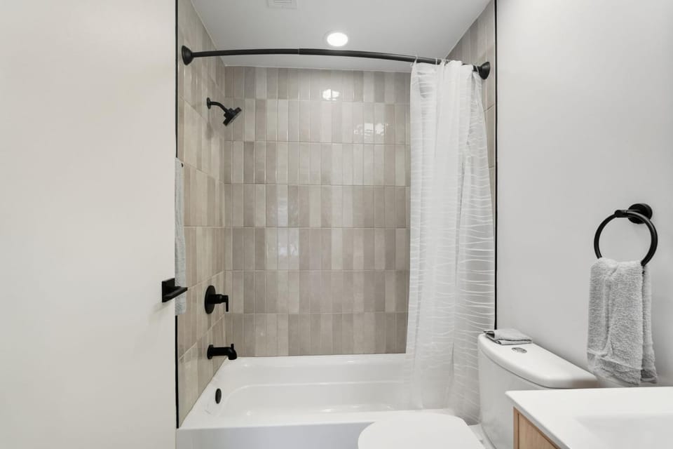A Modern 1BR Oasis in Carriage House House in Philadelphia