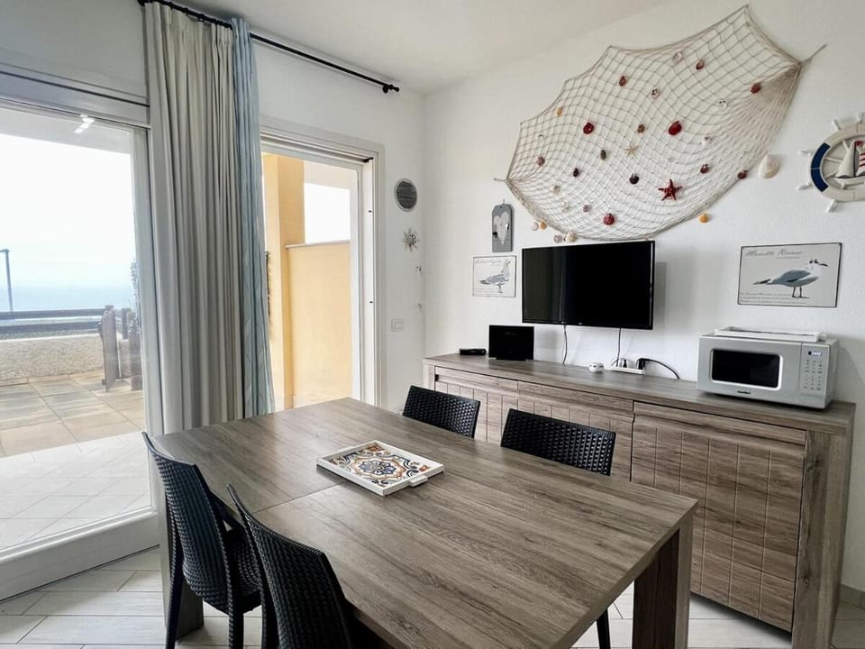 Kitchen or kitchenette, Dining area, stove