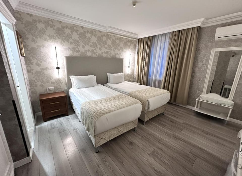 Photo of the whole room, Bedroom, Family