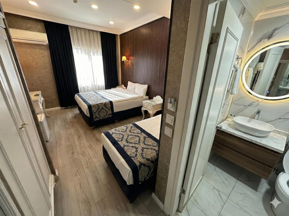 Toilet, Bathroom, towels