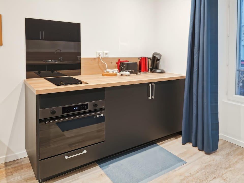 Coffee/tea facilities, Kitchen or kitchenette, oven, stove, toaster