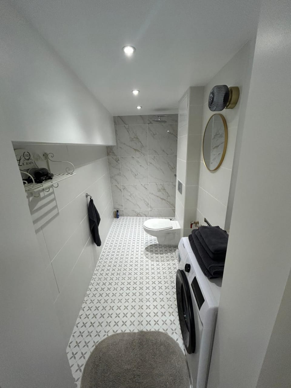 Toilet, Bathroom, towels, washing machine, dryer
