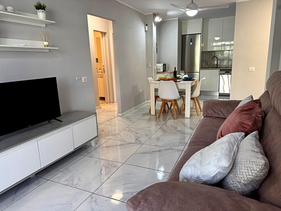 TV and multimedia, Kitchen or kitchenette, Living room, Seating area, Dining area