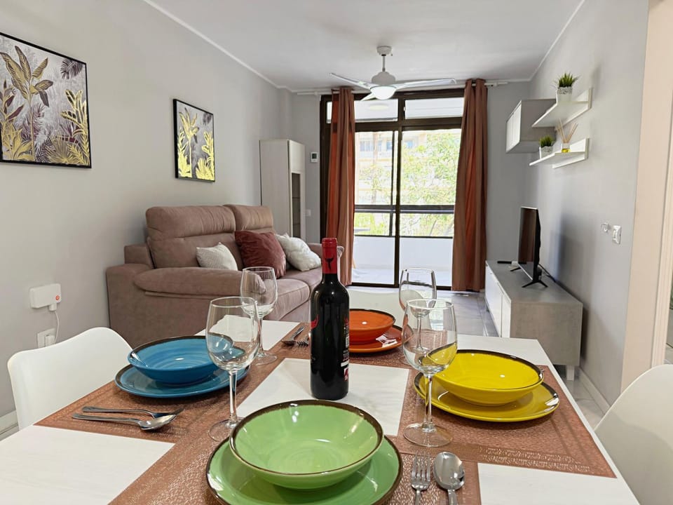 TV and multimedia, Living room, Decorative detail, Seating area, Dining area