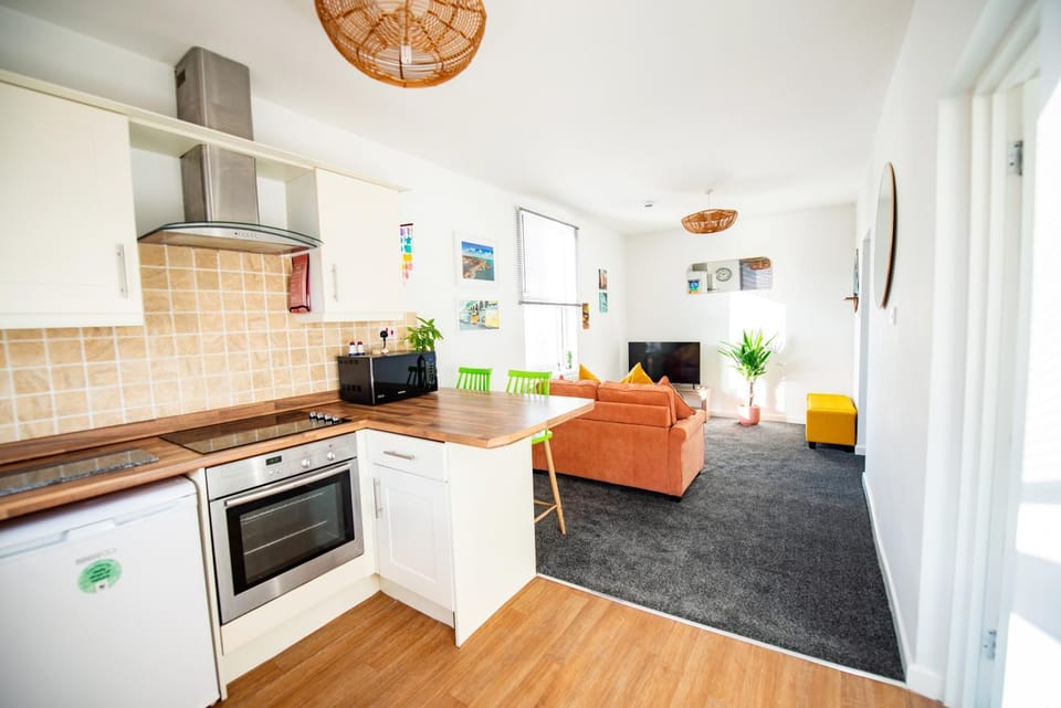 Kitchen or kitchenette, Living room, Seating area, Dining area, oven, stove