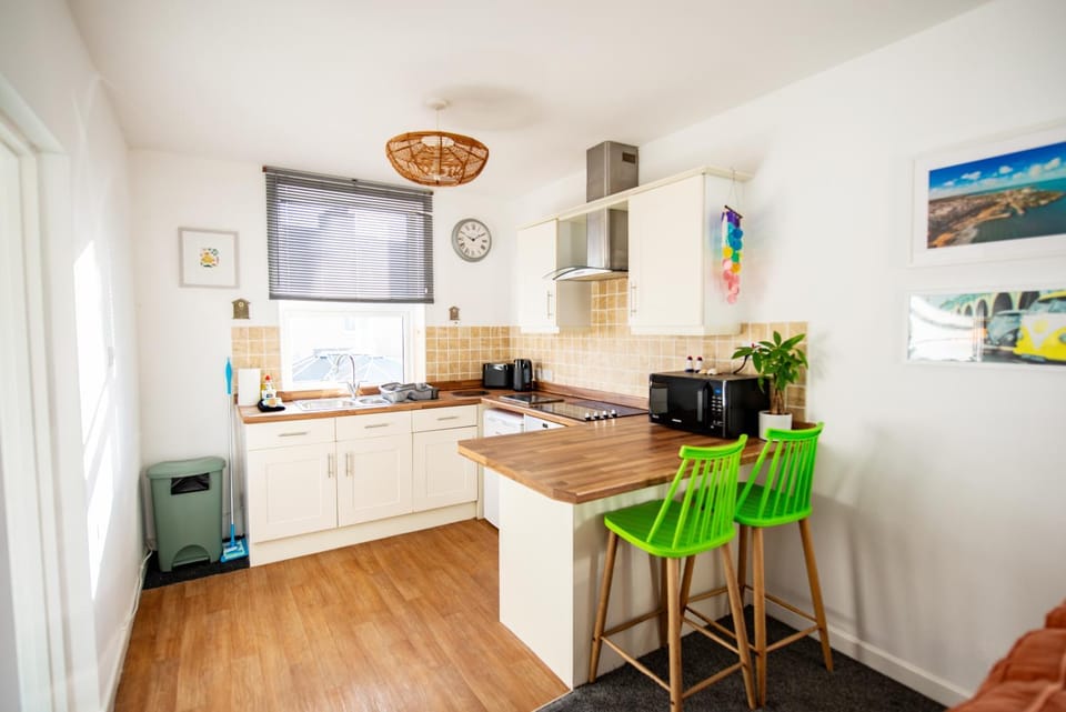 Kitchen or kitchenette, Dining area, stove