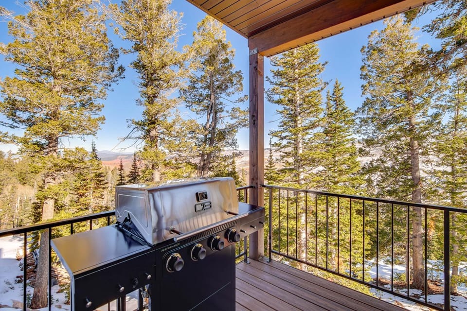 5 Mins to Brian Head Resort: Family Gem w/ Views House in Brian Head