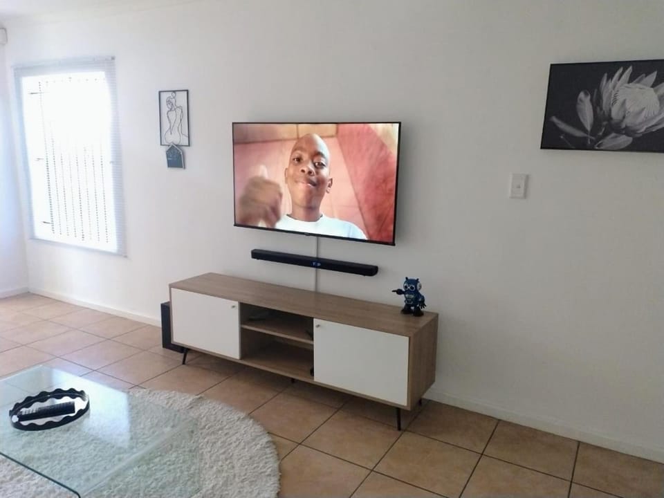 Communal lounge/ TV room, TV and multimedia