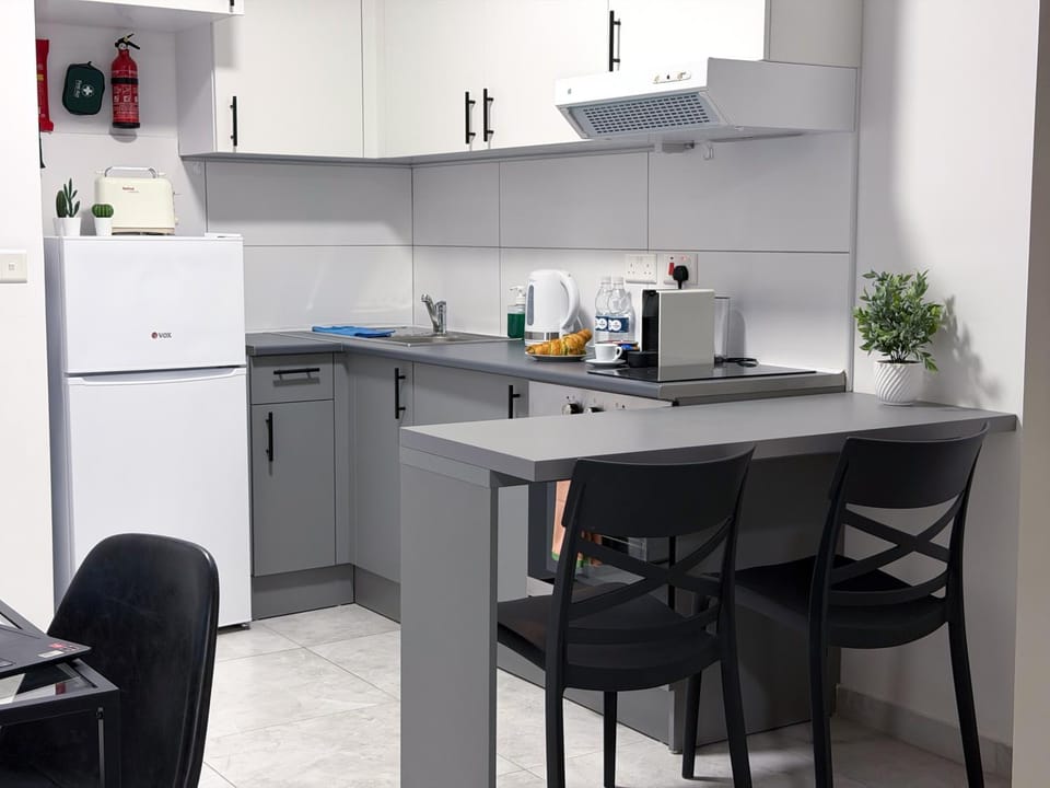 Coffee/tea facilities, Kitchen or kitchenette, Dining area, oven, stove, toaster