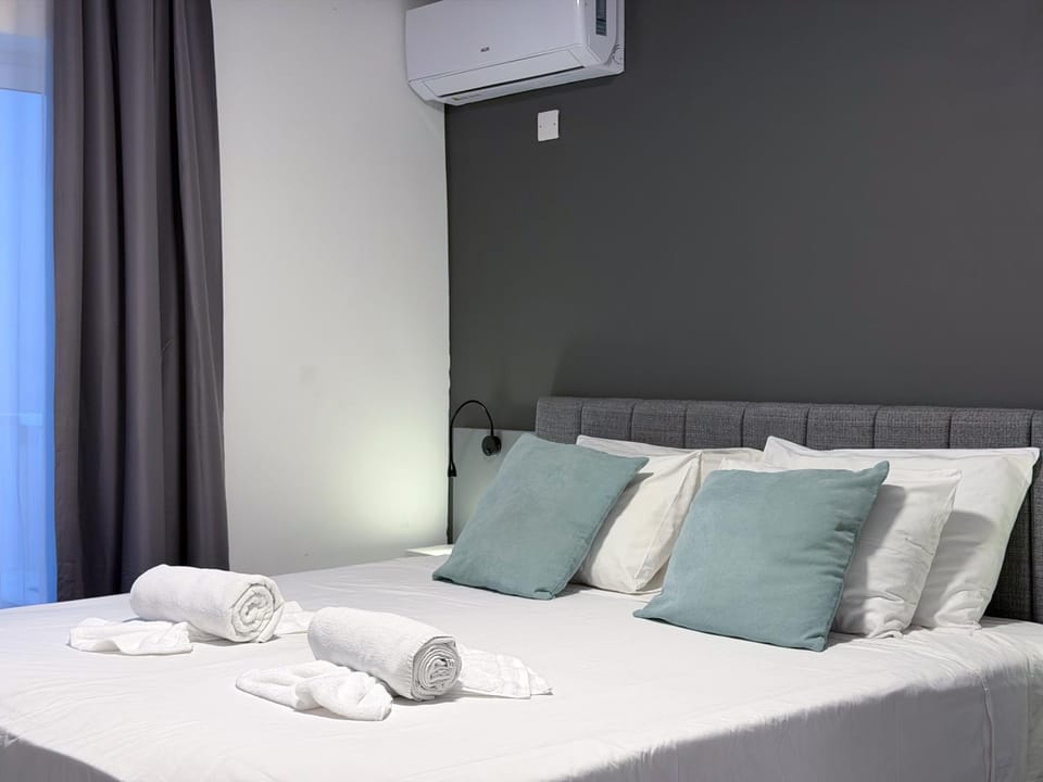 Bed, Bedroom, towels, air conditioner