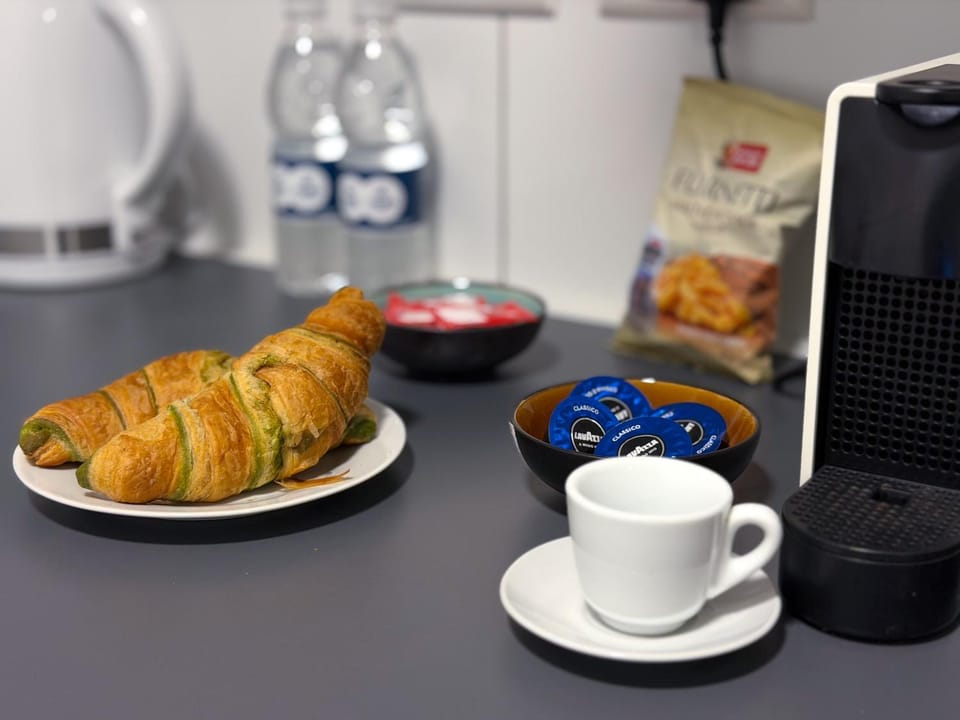 Coffee/tea facilities, Food and drinks, Food